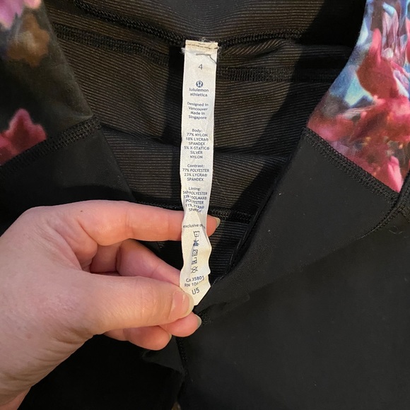 Lululemon Black/Floral Cropped Leggings SZ 4 XS Activewear Yoga Low Rise Y2K - Picture 11 of 15